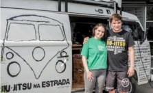Kombi está estacionada no saguão do prédio Lilás